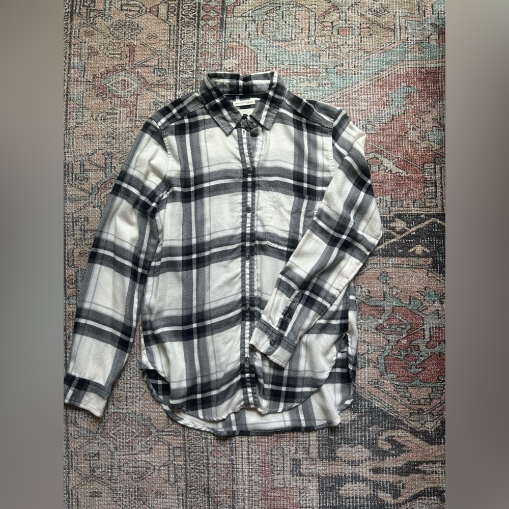 American eagle black and white boyfriend fit flannel. Super soft!